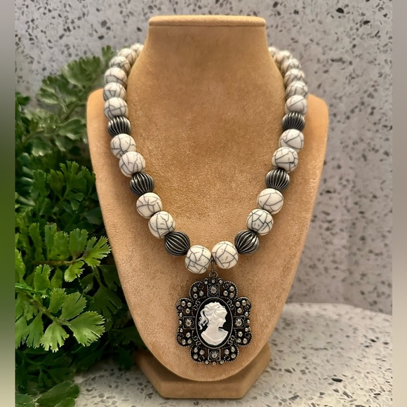 Jewelry - Cameo necklace w/ Howlite beads